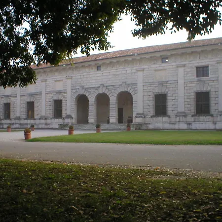 Alojamento de Acomodação e Pequeno-almoço Ai Giardini Del Te Mântua